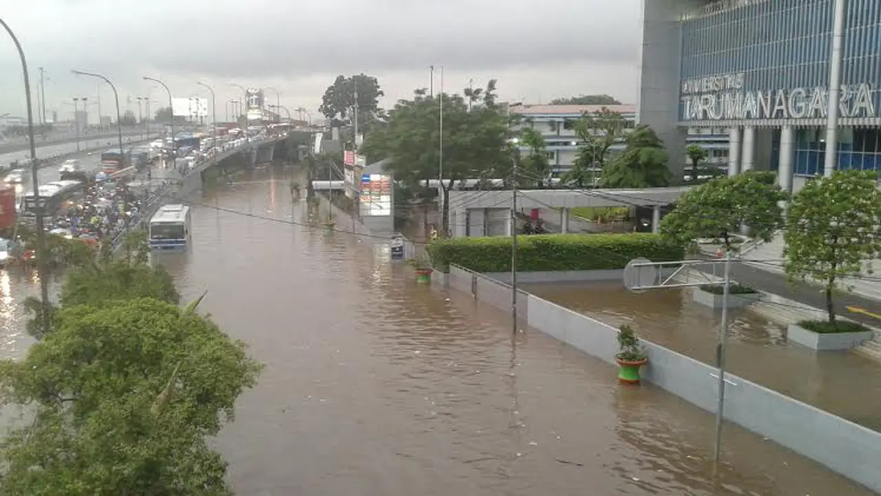 Depan Kampus Trisakti, Banjir Setinggi 80 cm 