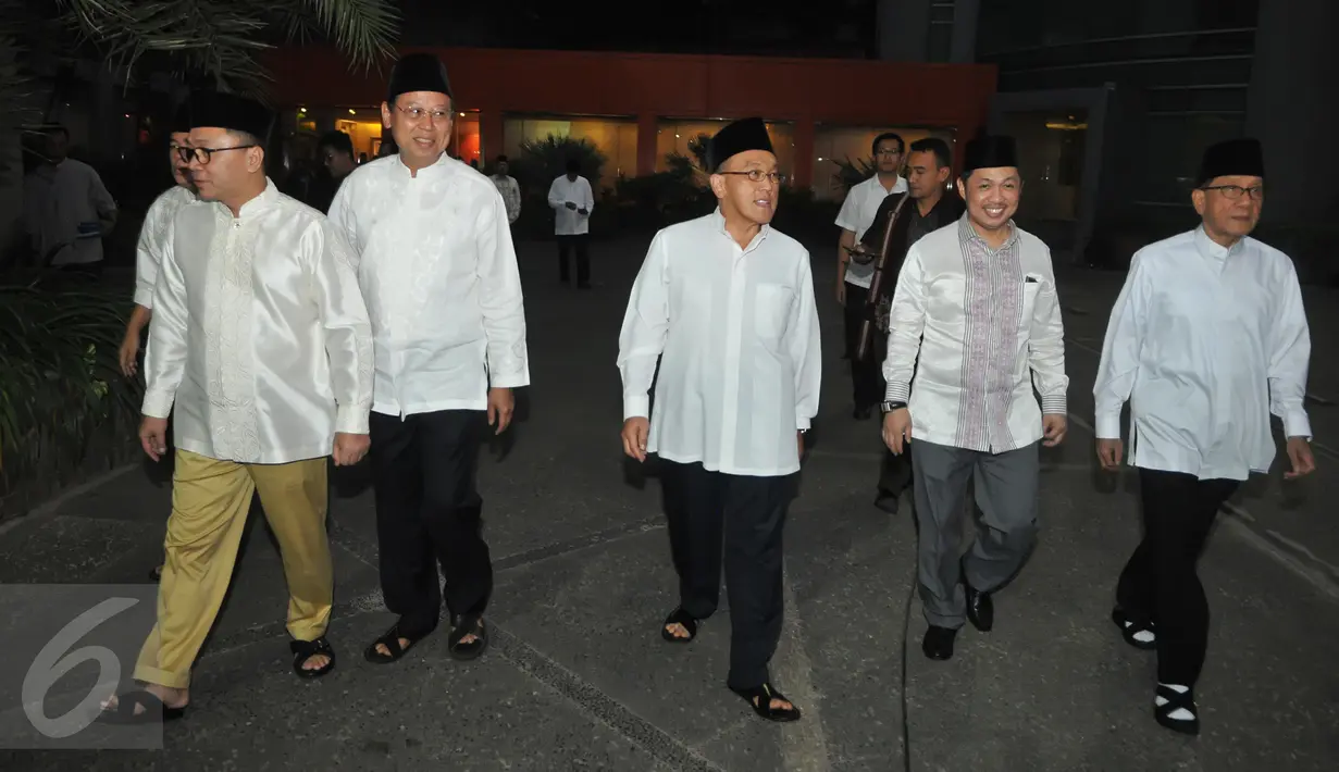 Sejumlah petinggi KMP menuju tempat Salat Magrib di acara buka puasa bersama di kawasan Menteng, Jakarta, Sabtu (4/7/2015). Dalam acara tersebut hadir sekitar 3500 anak yatim. (Liputan6.com/Herman Zakharia)