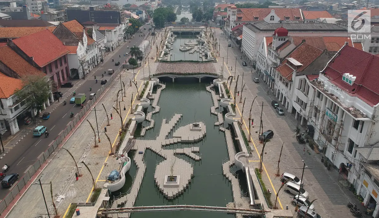 Foto aerial proyek revitalisasi kawasan Kali Besar, Kota Tua, Jakarta Barat, Kamis (3/5). Kepala Unit Pengelola Kawasan Kota Tua mengatakan, tanggal peresmian revitalisasi Kali Besar akan ditentukan Gubernur Anies Baswedan. (Liputan6.com/Arya Manggala)