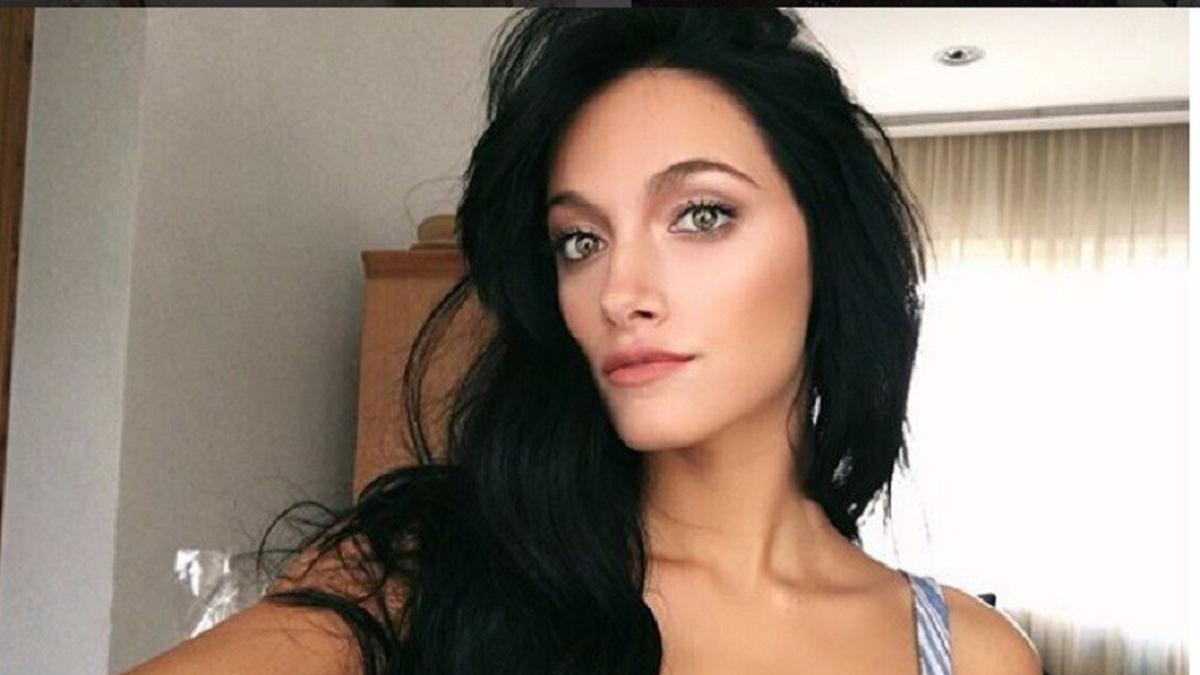 Striker Juventus Pamer Kemesraan dengan Artis Seksi Argentina - Bola