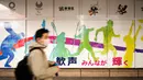 Seorang pria bermasker mengunjungi Balai Kota Shinjuku yang mempromosikan Olimpiade Tokyo 2020 yang dijadwalkan ulang untuk musim panas ini, di Tokyo, Jumat (29/1/2021). Olimpiade Tokyo digelar sesuai jadwal pada 23 Juli-8 Agustus 2021 setelah ditunda setahun karena Covid-19. (AP Photo/Hiro Komae)