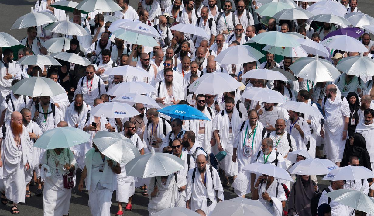 Jemaah haji tiba di Mina saat melakukan ibadah haji tahunan, di dekat kota suci Mekkah, Arab Saudi, Jumat 14 Juni 2024. (AP Photo/Rafiq Maqbool)
