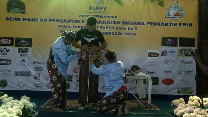 Paguyuban Perias Pengantin Putra Yogyakarta mengadakan kegiatan Demo Make Up Pengantin dan Pemakaian Busana Pengantin Pria, di Yogyakarta, Selasa (18/2/2020). (Liputan6.com/ Switzy Sabandar)