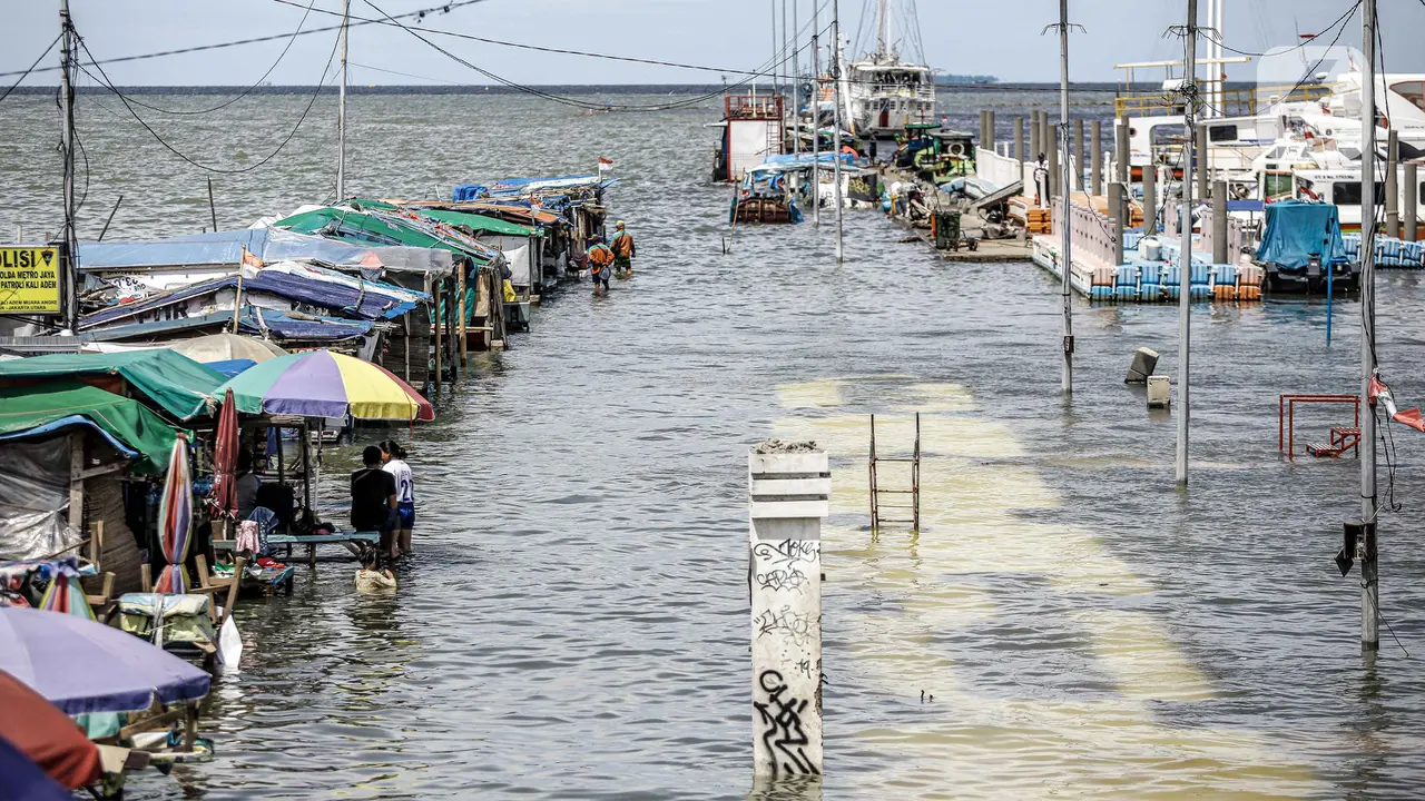 FOTO: Banjir Rob Masih Merendam Muara Angke