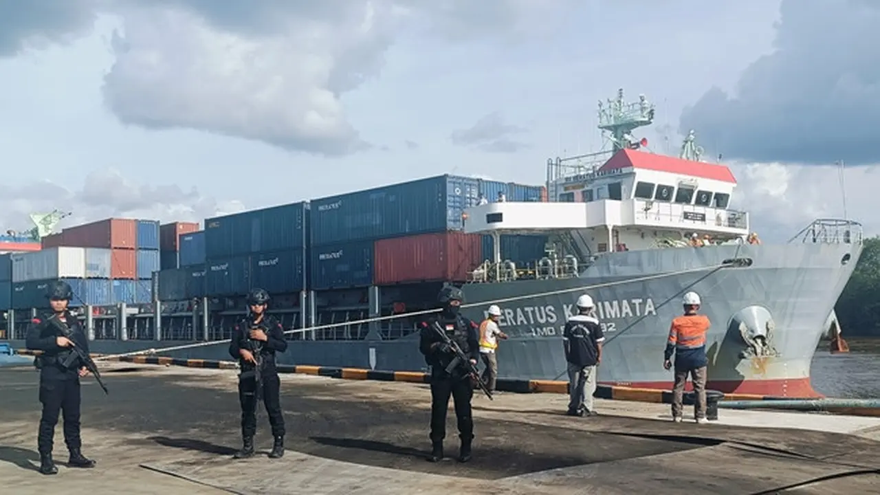 Bongkar muat kapal pengangkut puluhan kontainer surat suara pemilihan umum di Pelindo Perawang, Kabupaten Siak.