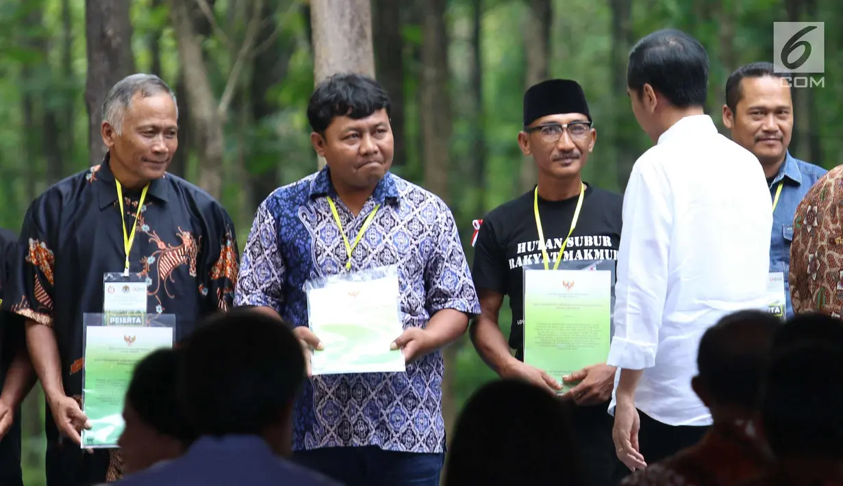 Presiden Joko Widodo saat memberikan SK IPHPS kepada petani di Tuban, Jawa Timur, Jumat (9/3). Pada 2018 ini, Program Perhutanan Sosial akan diperluas ke 3 Kabupaten, yaitu Malang, Blitar, dan Bojonegoro. (Liputan6.com/Angga Yuniar)