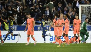 Reaksi pemain Barcelona saat pemain Alaves, Ibrahim Diabate, mencetak gol dalam laga jornada 36 La Liga Spanyol, di Mendizorroza Stadium, Vitoria, Kamis (14/5/2026) dini hari WIB. (ANDER GILLENEA / AFP)