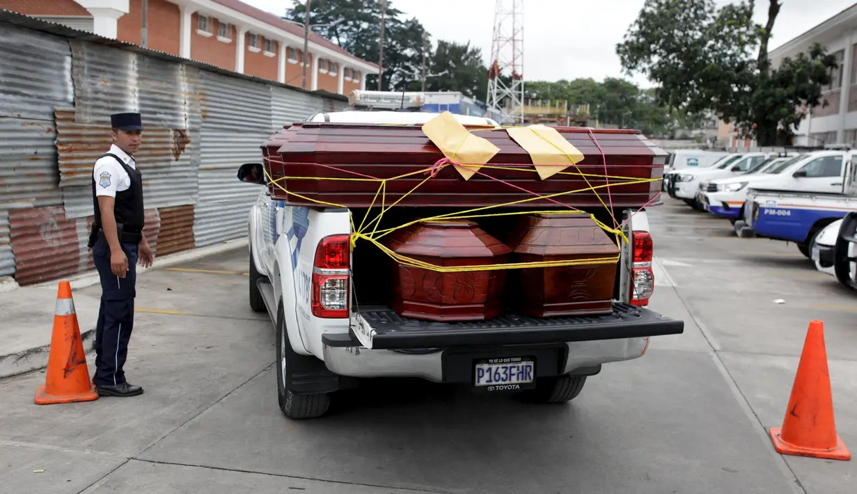 Peti jenazah disiapkan pemerintah setempat untuk korban longsor di Santa Catarina Pinula, Guatemala City (2/10/2015). Musibah tanah longsor ini menewaskan sedikitnya 73 orang dan sebanyak 600 orang dinyatakan hilang. (Reuters/ Josue Decavele)