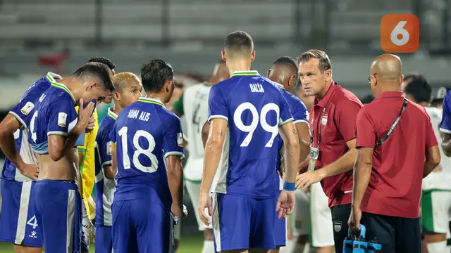 Foto: Final Dramatis! Persebaya Angkat Trofi Piala Presiden 2026 Usai Kalahkan Persib Lewat Adu Penalti