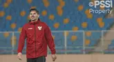 Pemain Timnas Indonesia, Sandy Walsh saat melakukan latihan di bawah guyuran hujan menjelang laga Kualifikasi Piala Dunia 2026 melawan China yang berlangsung di Stadion Qingdao Tiantai, China pada Minggu (13/10/2024) malam waktu setempat. (Dok. PSSI)