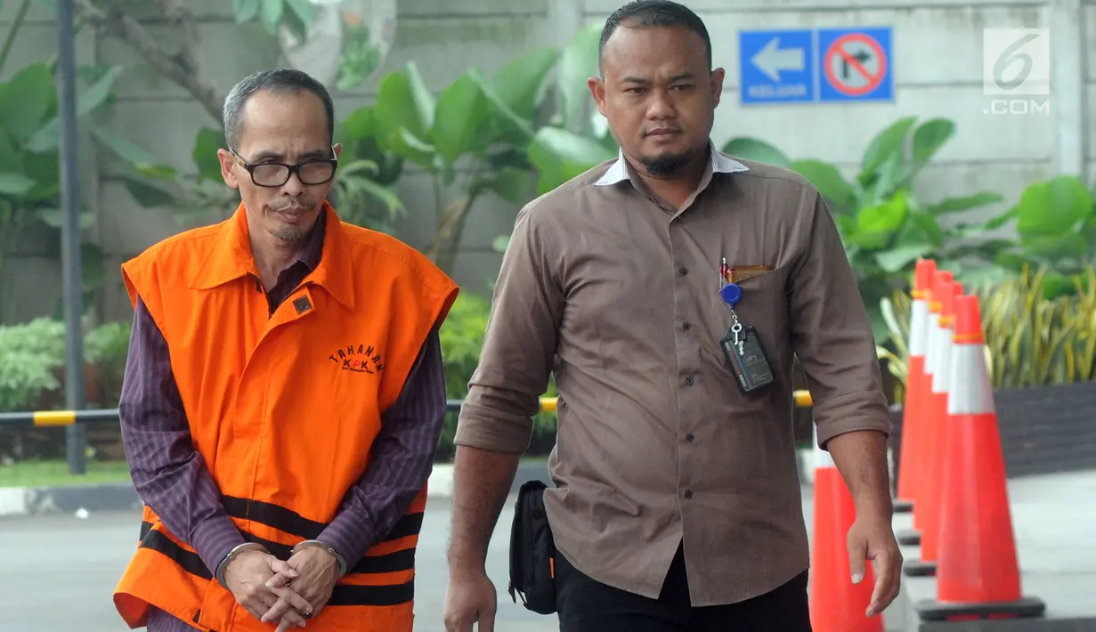 Tersangka Kepala Kantor Kemenag Kabupaten Gresik, Muhammad Muafaq Wirahadi (rompi oranye) tiba di gedung KPK, Jakarta, Selasa (16/4/2019). Muhammad Muafaq Wirahadi diperiksa sebagai tersangka terkait kasus suap jual beli jabatan di Kementerian Agama, Jawa Timur. (merdeka.com/Dwi Narwoko)