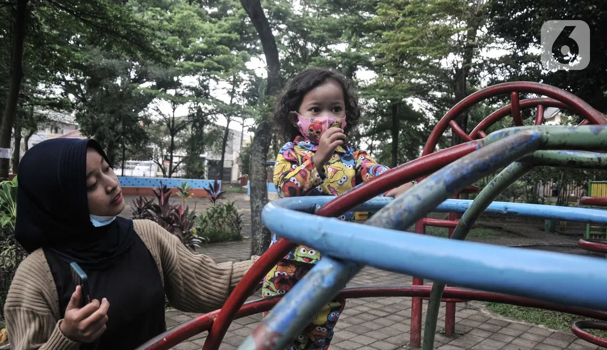 Orangtua mendampingi anaknya bermain di RPTRA Meruya Utara, Jakarta, Selasa (25/1/2022). Berdasarkan survei Studi Status Gizi Indonesia, prevalensi stunting atau gizi buruk di Indonesia saat ini mencapai 24,4 persen. (merdeka.com/Iqbal S. Nugroho)