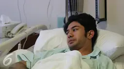 Reza Rahadian terbaring di RS Medistra, Jakarta, Kamis (31/03/2016). Terkait kejadian itu, CEO MD Picture Manoj Punjabi memutuskan untuk menghentikan proses syuting dan memulainya kembali setelah Reza sembuh. (Liputan6.com/Herman Zakharia)