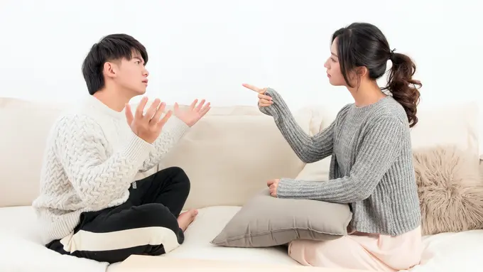 perempuan dan pasangan 6 juni bertengkar