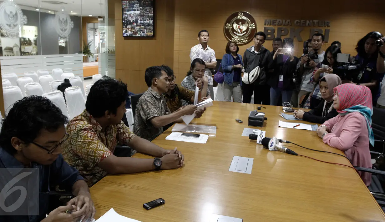 Aktivis Koalisi Selamatkan BPK membuat laporan di Gedung BPK, Jakarta, Selasa (26/4). Laporan tersebut mengenai dugaan pelanggaran kode etik ketua BPK RI Harry Azhar Aziz terkait ketidakpatuhan melaporkan LHKPN kepada KPK.  (Liputan6.com/Johan Tallo)