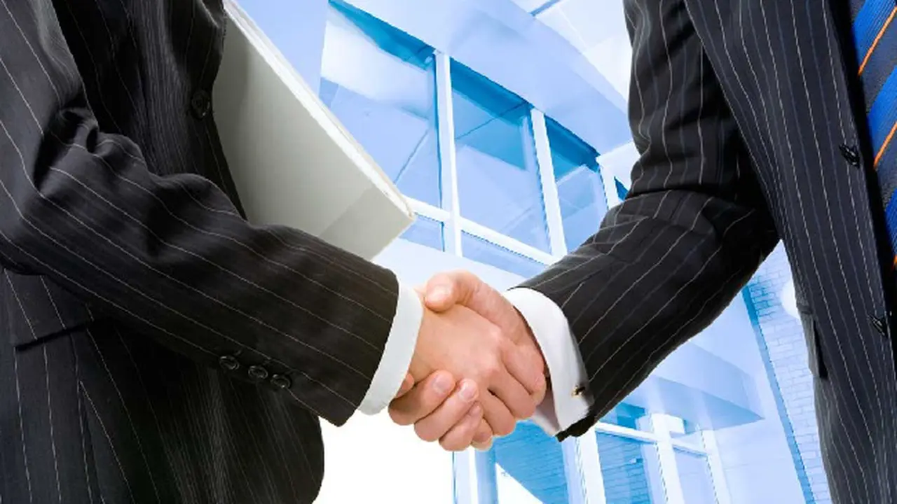 Pemegang Saham: Jatah CEO Perusahaan Inggris Harus Dipotong 50%