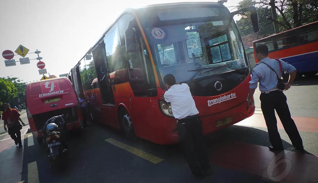 Dalam kejadian ini, Transjakarta memastikan tidak ada korban luka, Kamis (7/8/14). (Liputan6.com/Faizal Fanani)