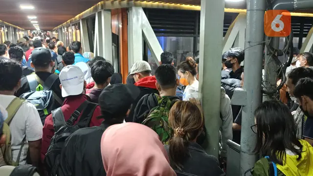 Penumpukkan Pejalan Kaki di Gang Way Pelabuhan Merak. (Jumat,05/04/2024). (Yandhi Deslatama/Liputan6.com).