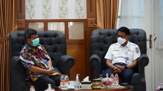 Bupati Garut Rudy Gunawan bersama Direktur Utama PT. KAI (Persero), Didiek Hartyanto tengah berbincang mengenai kesiapan Garut dalam pengoperasian Stasiun Kereta Api Garut Kota dalam waktu dekat.