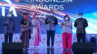 Corporate Communication Superintendent PT Berau Coal, Rudini (ujung kanan) mewakili manajemen PT Berau Coal menerima penghargaan Public Relations Indonesia Awards 2022 pada 25 Maret 2022 di Semarang, Jawa Tengah.