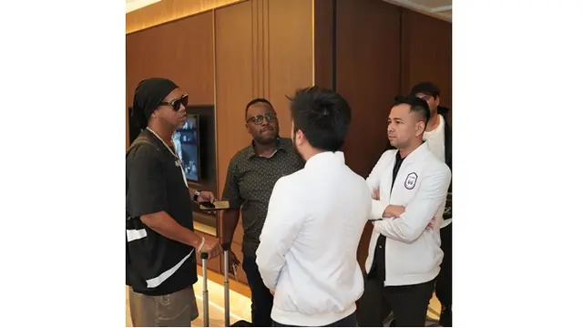 6 Potret Raffi Ahmad Jemput Ronaldinho di Bandara Soetta, Disambut Meriah