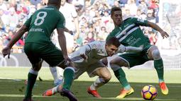 Pemain Real Madrid, Mateo Kovacic (tengah) berusaha melewati hadangan para pemain Leganes SAD pada lanjutan La Liga Spanyol 2016-2017 di Santiago Bernabeu stadium, Madrid, (6/11/2016). (EPA/Kiko Huesca)
