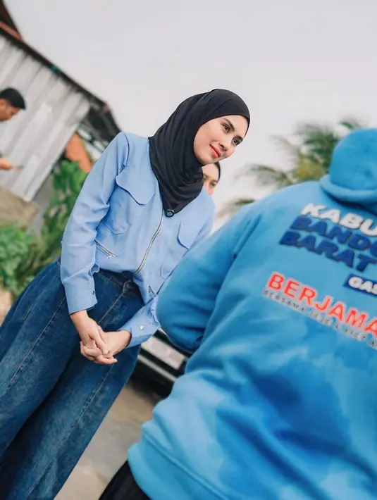 Sebagai figur publik, Syahnaz turut menarik perhatian masyarakat dengan gaya sederhana namun elegan saat menemani suaminya. Ia kerap tampil mengenakan busana kasual yang tetap rapi, menunjukkan citra seorang istri calon pemimpin yang dekat dengan rakyat. (Liputan6.com/IG/@syahnazs)