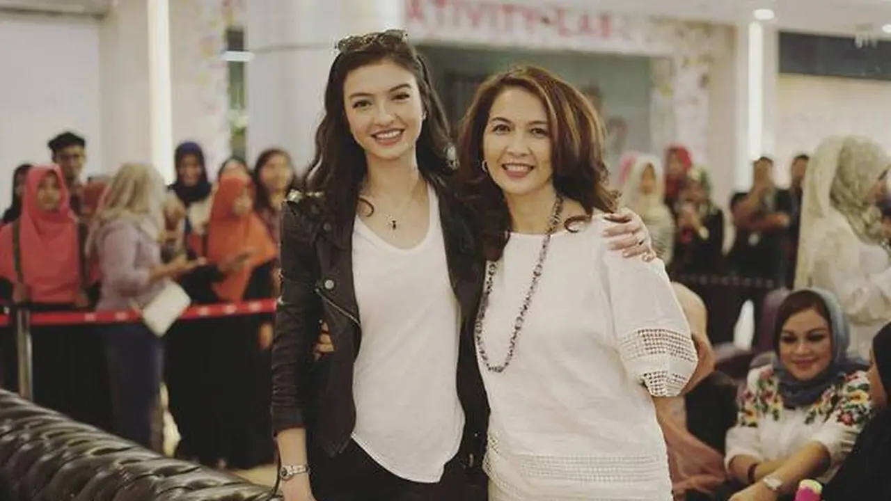 7 Potret Kebersamaan Raline Shah dan Ibunya yang Awet Muda