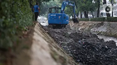 Petugas Sudin SDA Setiabudi menggunakan alat berat untuk mengeruk lumpur yang mengendap di Kali Minangkabau, Jakarta, Kamis (2/7/2020). Pengerukan dilakukan guna mengembalikan kedalaman kali sehingga memerlancar aliran air. (Liputan6.com/Immanuel Antonius)