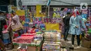 Sejumlah pembeli memilih kembang api di Pasar Asemka, Jakarta, Selasa (29/12/2020). Sejumlah pedagang menyatakan, jelang perayaan Tahun Baru 2021 ini penjualan kembang api mengalami penurunan 75 persen dari tahun lalu. (Liputan6.com/Faizal Fanani)