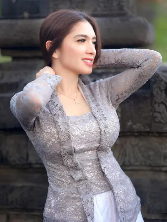 Bahkan sebelum operasi, visual Angel Karamoy sudah memukau. Di sini, Angel Karamoy tampil flawless dengan makeup minimalis bernuansa merah muda yang lembut. [Foto: Instagram/realangelkaramoy]