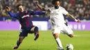 Bek Real Madrid, Marcelo, melepaskan tendangan ke gawang Levante pada laga La Liga di Stadion Ciutat de Valencia, Sabtu (22/2/2020). Levante menang 1-0 atas Real Madrid. (AP/Alberto Saiz)