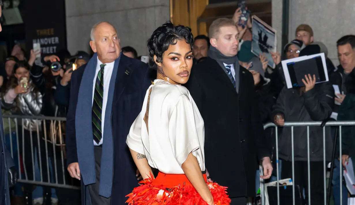 Teyana Taylor, sang ratu siluet dramatis, tampil menguasai karpet merah lewat rok bulu merah menyala Chanel Spring 2026. Look ini penuh energi, liar, dan tak semua orang bisa membawakannya.  [dok/chanel].