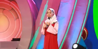 Setelah malam sebelumnya yang harus gantung mic Munawir, tentara berpangkat Sertu dari Gowa dari grup 4, pada Stand Up Comedy Academy 3 Jumat (15/9/2017) peserta dari Pangkep, Ratna Budiarti juga harus pulang. (Adrian Putra/Bintang.com)