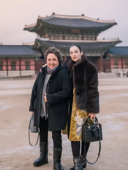 Chelsea Islan mengunggah potret bersama ibundanya. Keduanya tampan mengenakan baju musim dingin saat liburan ke Korea Selatan. [@chelseaislan]
