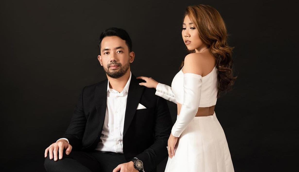 Melalui akun Instagram, Kiky Saputri membagikan beberapa foto dan video prewedding. Ia dan sang kekasih tampil serasi dalam pemotretan prewedding dengan tema black and white. (Liputan6.com/IG/@kikysaputrii)