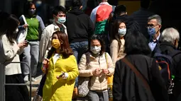 Sejumlah wanita memakai masker di jalan di Hong Kong pada 27 Februari 2023. Berita tentang perpanjangan itu diterbitkan dalam lembaran keputusan pemerintah pada Rabu (23/2) malam. Pada 8 Maret, aturan tersebut akan ditegakkan seribu hari ke depan dengan disertai dengan denda hingga Rp.19 juta. (AFP/Peter Parks)