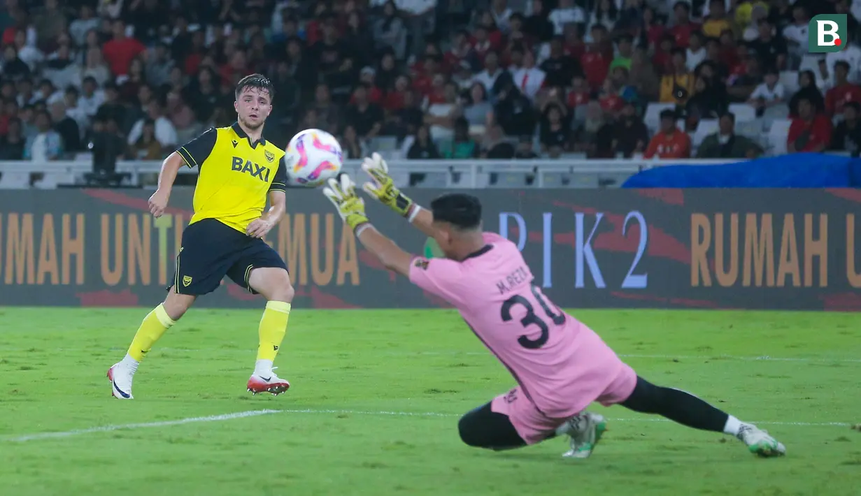 Pemain Oxford United, Mark Harris, mencetak gol ke gawang Liga Indonesia All Star dalam laga pembuka turnamen Piala Presiden 2025 di Stadion Utama Gelora Bung Karno (SUGBK), Minggu (6/7/2025) malam. (Bola.com/M Iqbal Ichsan)
