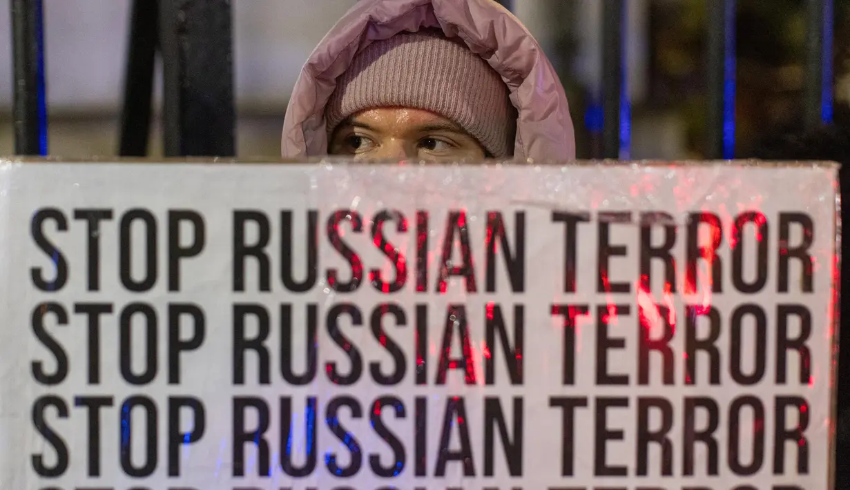 Aksi unjuk rasa ini untuk memperingati sekaligus memprotes 1.000 hari invasi Rusia ke Ukraina. (Wojtek RADWANSKI/AFP)