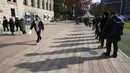 Warga antre untuk melakukan uji COVID-19 di tempat pengujian darurat, Seoul, Korea Selatan, Rabu (24/11/2021). Kasus COVID-19 di Korea Selatan menembus 4.000 dalam sehari untuk pertama kalinya sejak dimulainya pandemi. (AP Photo/Ahn Young-joon)
