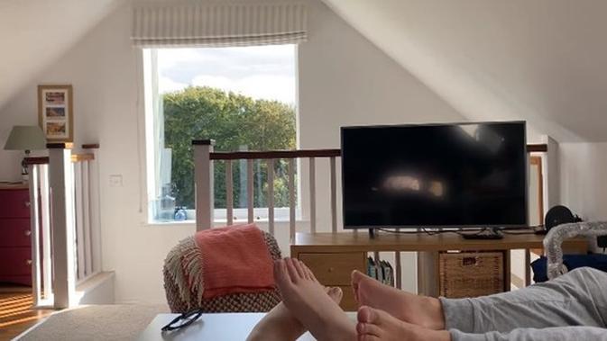 Penampakan asri rumah Kimberly Ryder di Inggris yang bergaya minimalis dan nyaman. (Sumber: YouTube/Edward Kimberly)