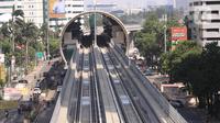 Kendaraan melintas di dekat pembangunan LRT di kawasanan Kuningan, Jakarta, Sabtu (31/7/2021). Pembangunan LRT Jakarta-Bogor-Depok-Bekasi (Jabodebek) Tahap I telah mencapai 85,75 persen dan di targetkan beroprasi pada pertengahan tahun 2022. (Liputan6.com/Angga Yuniar)
