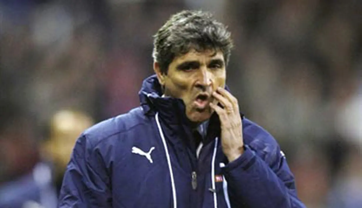 Tottenham Hotspur's Juande Ramos walks off the pitch following the game against Stoke City during the Premiership match at Britannia Stadium on October 19, 2008. Stoke won the game 2-1. AFP PHOTO/Adrian Dennis