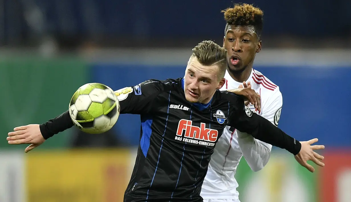 Pemain Paderborn, Marlon Ritter (depan) berusaha keluar dari tekanan pemain pemain Bayern Munchen, Kingsley Coman (kanan) pada laga Piala DFB Pokal di Benteler-Arena, Paderborn, (6/2/2018). Bayern menang telak 6-0.  (AP/Martin Meissner)