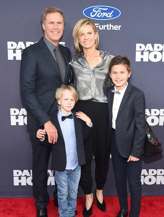 Mattias (9 tahun) dan Axel (5 tahun) berpose di karpet merah bersama kedua orangtuanya. Kedua bocah ini tampil rapi dengan mengenakan jas serta dasi kupu-kupu. Kakak tertua, Magnus (11 tahun) tidak ikut hadir. (AFP/Bintang.com)