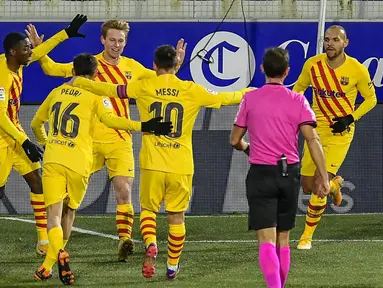 Para pemain Barcelona merayakan gol yang dicetak oleh Frenkie de Jong ke gawang Huesca pada laga Liga Spanyol di Stadion El Alcoraz, Minggu (3/1/2021). Barcelona menang tipis dengan skor 1-0. (AP/Alvaro Barrientos)