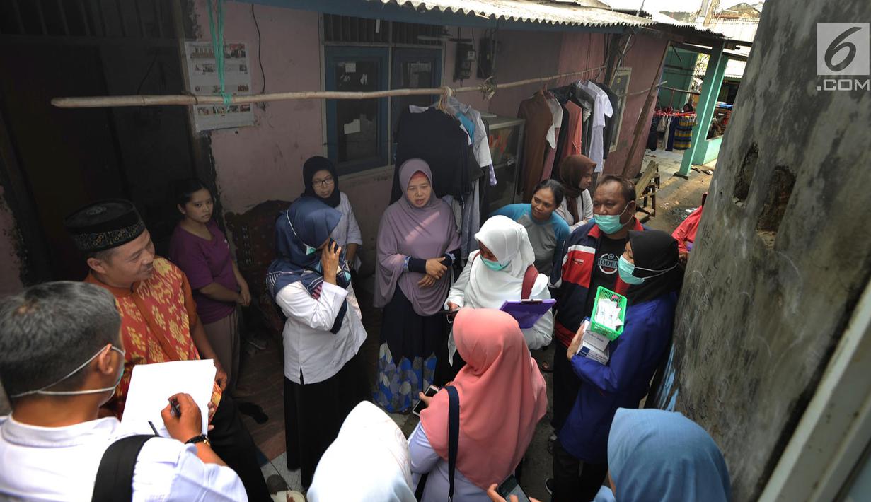Petugas mendata warga di RT1-2/1 Kelurahan Cinere, Depok, Rabu (28/6/2019). Dinas Kesehatan Depok dan Puskesmas Cinere melakukan investigasi sumber penyakit dan sampel darah warga di kawasan ini terkait sudah lebih dari sepekan 12 warga terjangkit hepatitis A. (merdeka.com/Arie Basuki)