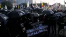 Kontras dan sejumlah keluarga korban kompak mengenakan busana serba hitam saat aksi Kamisan di depan Istana Negara, Jakarta, Kamis (21/5/2015). Kontras menilai pemerintah telah gagal memberikan kepastian hukum. (Liputan6.com/Johan Tallo)
