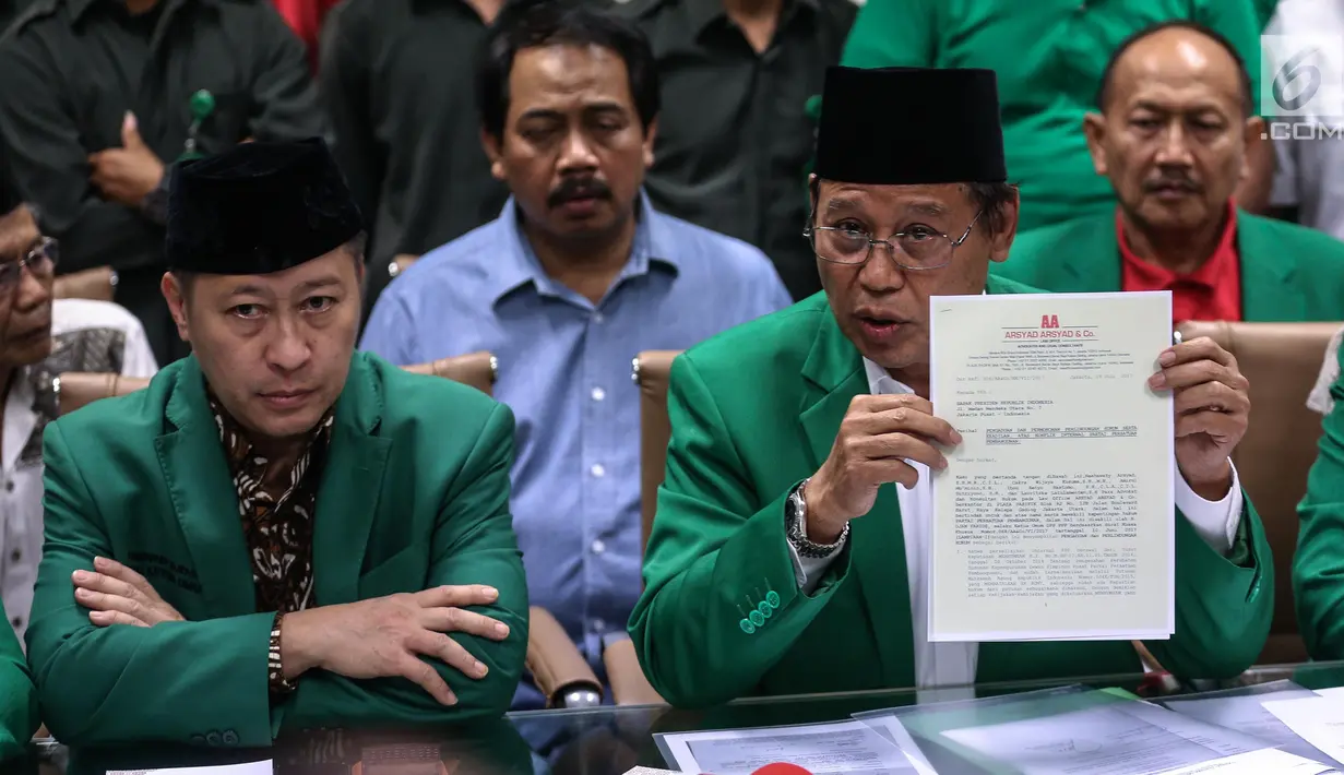 Ketum PPP Djan Faridz menangis saat memberikan penjelasan dalam konferensi pers di DPP PPP, Jakarta, Kamis (20/7). Djan meminta seluruh kader dan simpatisan PPP di seluruh Indonesia untuk bersabar menunggu keputusan hukum. (Liputan6.com/Faizal Fanani)