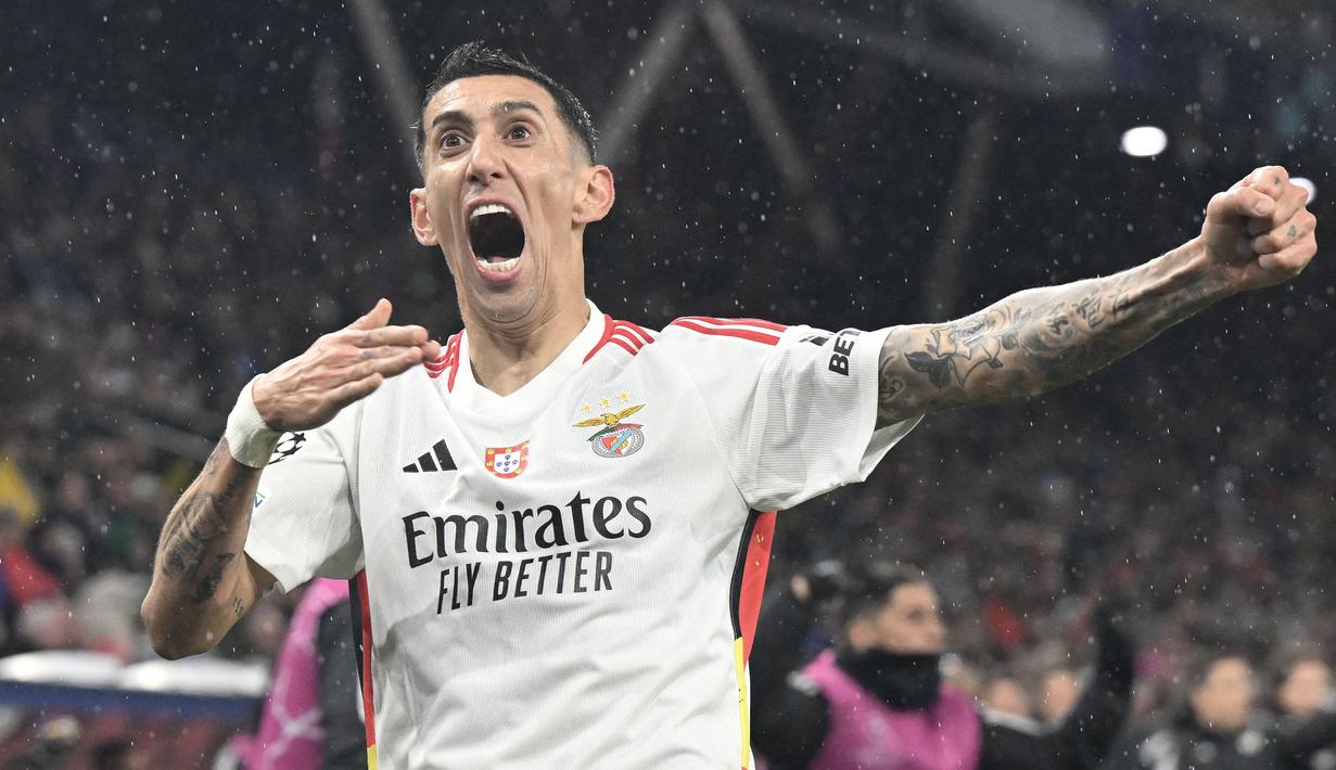 Selebrasi gelandang Benfica, Angel Di Maria setelah mencetak gol pertama timnya ke gawang RB Salzburg pada laga matchday keenam Grup D Liga Champions 2023/2024 di Red Bull Arena, Salzburg, Austria, Rabu (13/12/2023) dini hari WIB. (AFP/Kerstin Joensson)